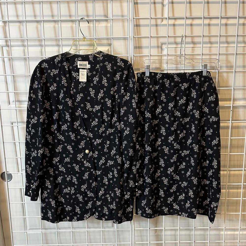Leslie‎ Fay Black and White Floral Blazer and skirt set size 16